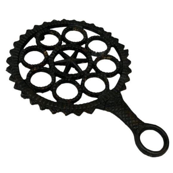 Vintage Cast Iron Handled Trivet Pot Holder Round Geometric Pattern Kitchen Art - Picture 1 of 5